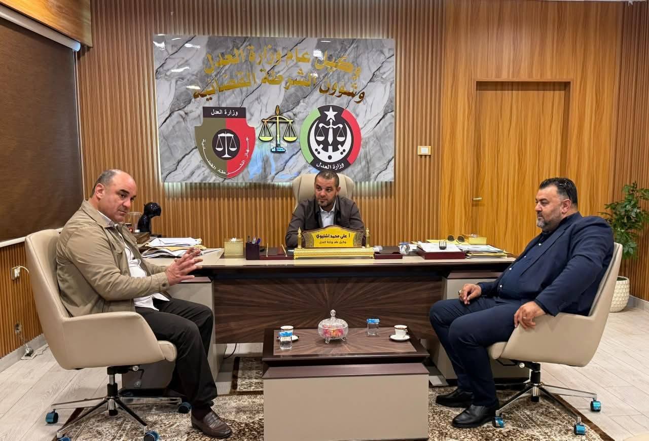 بلدية جادو ووزارة العدل تبحثان إعادة تشغيل المنظومة العدلية بكامل جاهزيتها